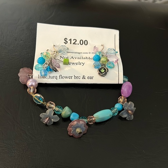 Matching stretch bracelet and earrings - Picture 1 of 3